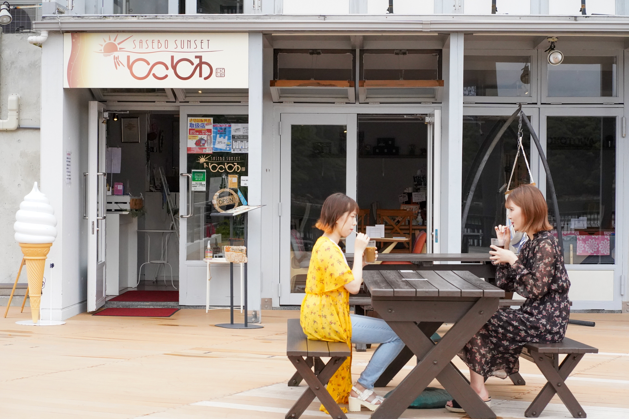 テラス席でゆったりカフェタイム させぼサンセットとことわ